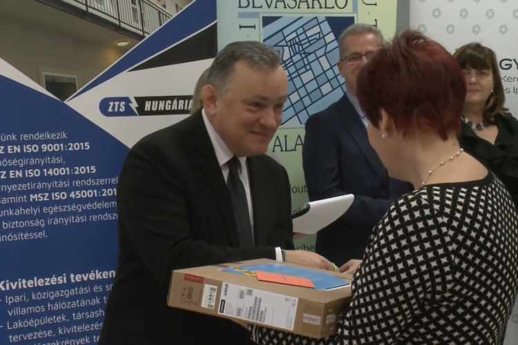 Rászoruló diákoknak gyűjtöttek a „belvárosi angyalok”