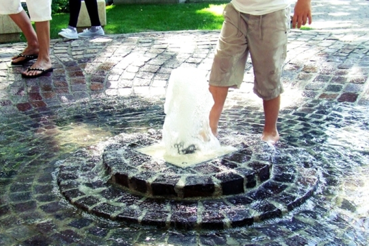 GYEREKNAPON NYIT A VIZES JÁTSZÓTÉR