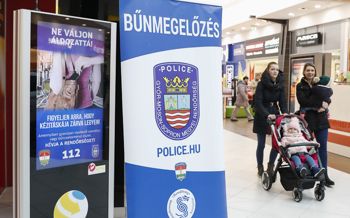 Győrben már digitális táblákon is ott van a rendőrség 