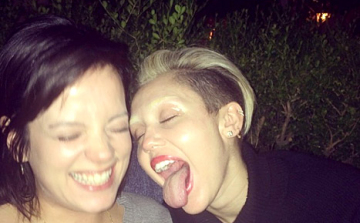 Durva! Miley Cyrus eltűntette szemöldökét 