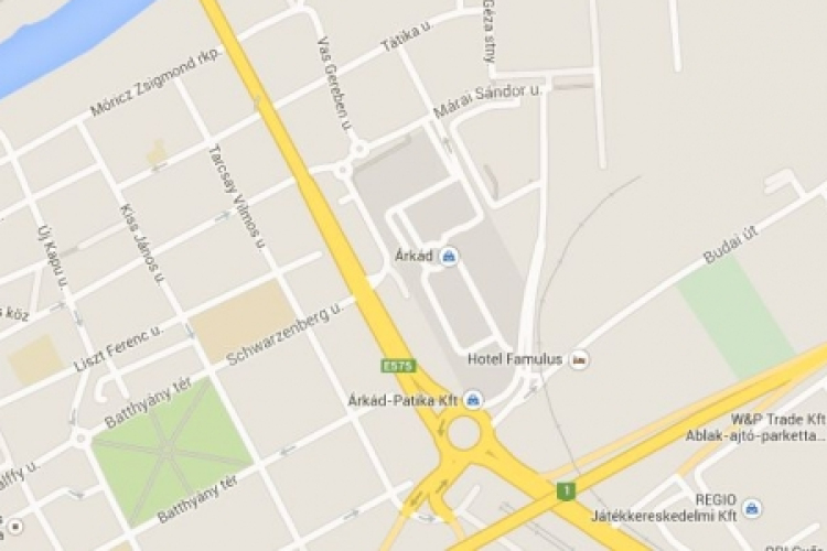 Baleset történt a Széchenyi-hídnál, üzemanyag ömlött az útra 