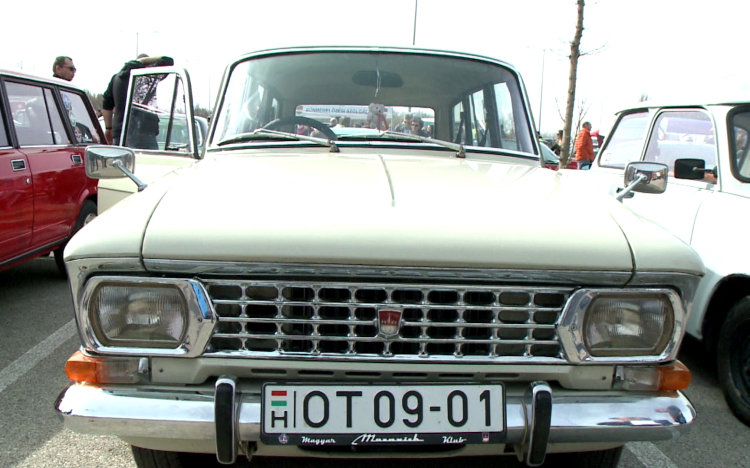 Veterán autók lepték el a parkolót