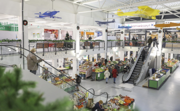 Beindult a karácsonyi forgatag a vásárcsarnokban is