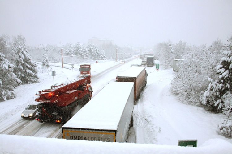 Havazás - Szlovénia felől lezárták a határt a kamionosok előtt
