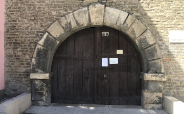 Holttestet találtak a Várkazamata udvarán