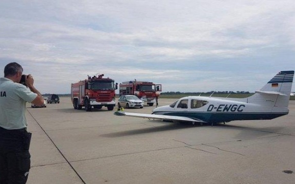 Futómű hiányában szállt le egy magánrepülő 