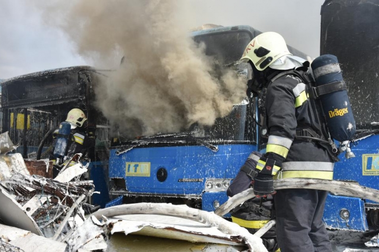 Óriási tűz: Kigyulladt öt autóbusz Kaposváron 