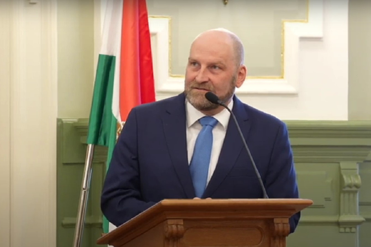 Nem, nem és nem: nincs második alpolgármestere Pintér Bencének