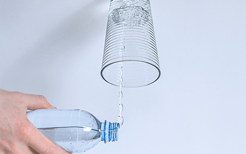 Több tízezer liter ásványvizet vontak ki a forgalomból