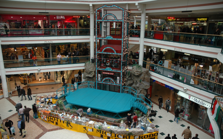 Tömegverekedés egy bécsi bevásárlóközpontban 