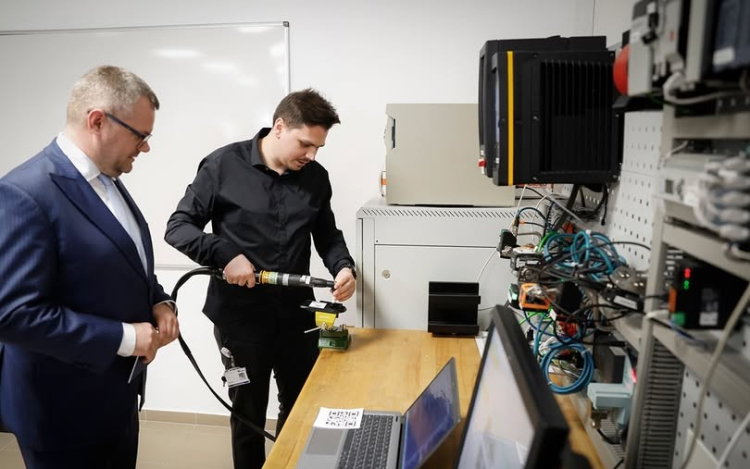 Másfél milliárdos fejlesztés a HBPO-nál