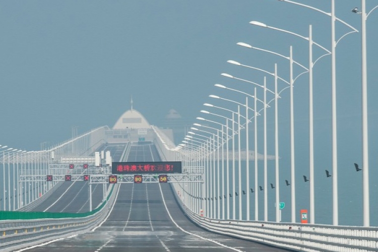 Nemsokára átadják a világ leghosszabb, 55 kilométeres tengeri hídját