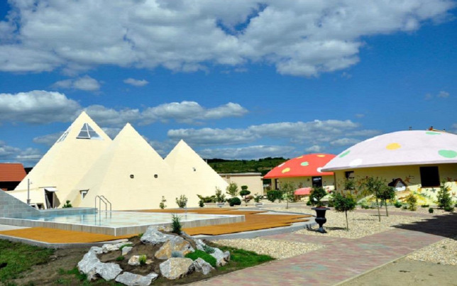 390 millió forintért eladó a demjéni Piramis fürdő