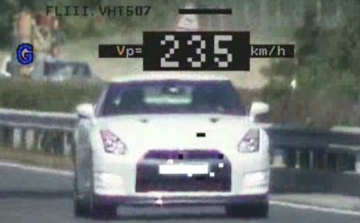 330 autós lépte túl a sebességet 