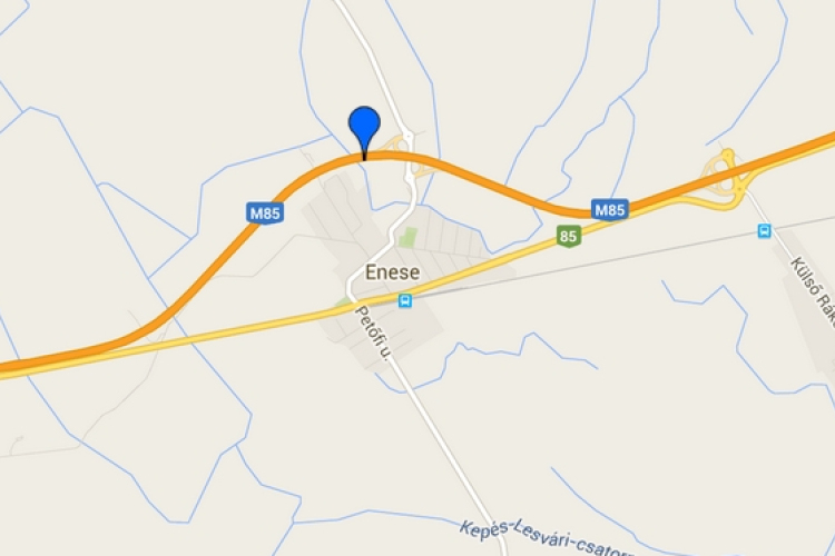 Autó ütközött szalagkorlátnak Enesénél - 