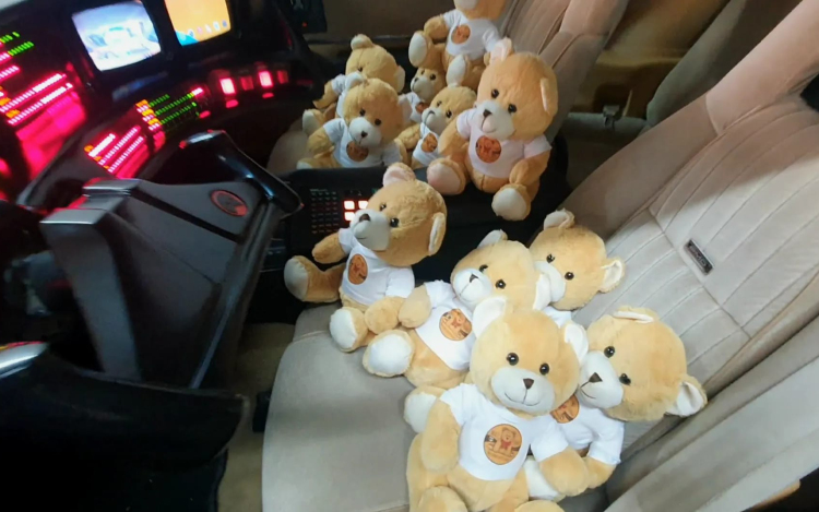 K.I.T.T. szállította a mackókat a gyerekeknek