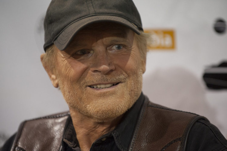 Terence Hill  filmmel emlékszik Bud Spencerre
