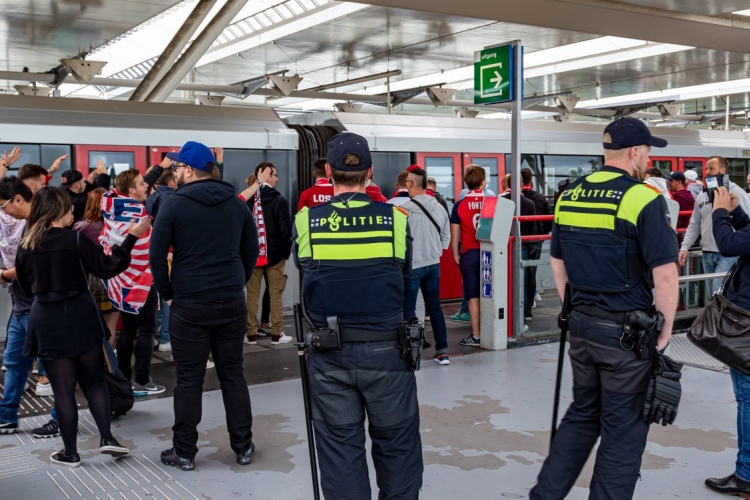 Száz szurkolót vettek őrizetbe a Bajnokok Ligája-mérkőzés előtt