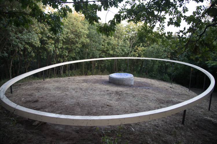 Kápolnát építettek az erdő közepére a MOME hallgatói 