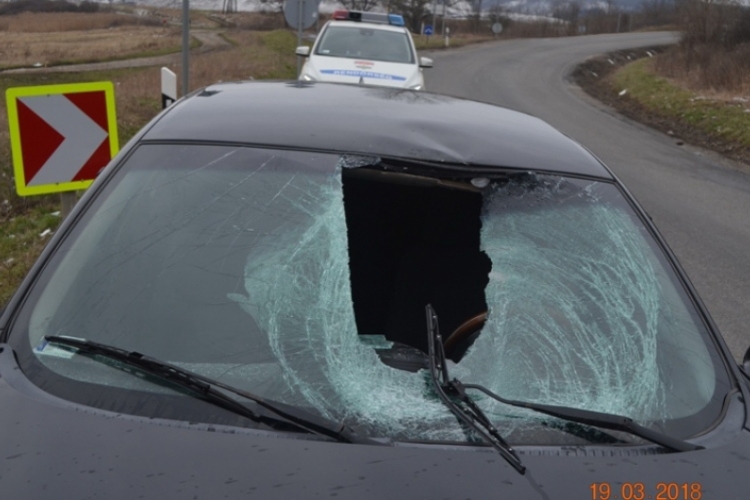 Kamionról leeső jégdarab zúzta be egy kocsi szélvédőjét