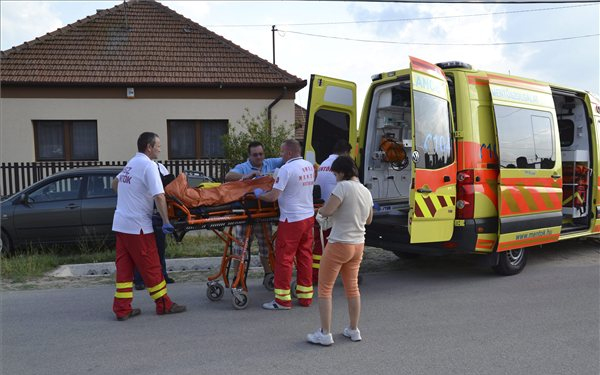 Elütötte kétéves kisfiát egy férfi tolatás közben 