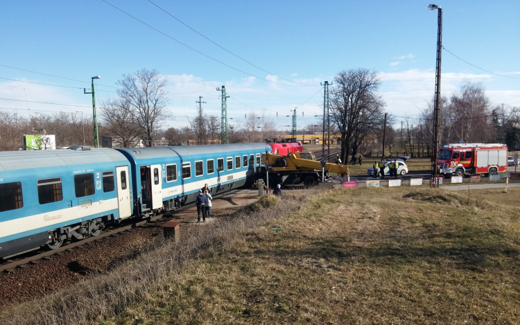 Munkagéppel ütközött egy vonat Komáromnál