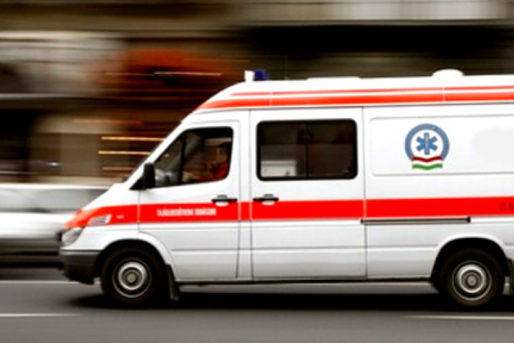 Fának csapódott egy autó Pannonhalmánál