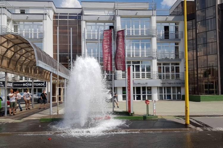 Ömlik egy tűzcsapból a víz Budán