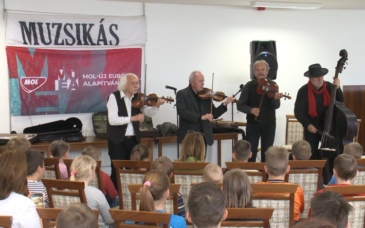 Rendhagyó énekórát tartott a Muzsikás Ikrényben