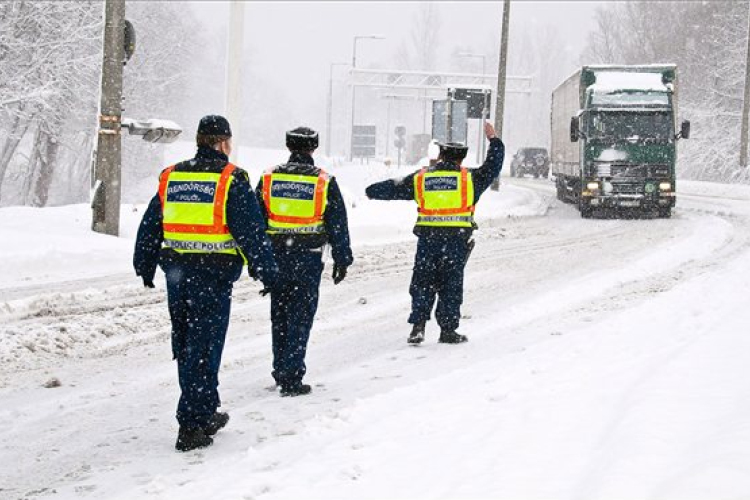 Rendőri kísérettel indult útnak több száz kamion