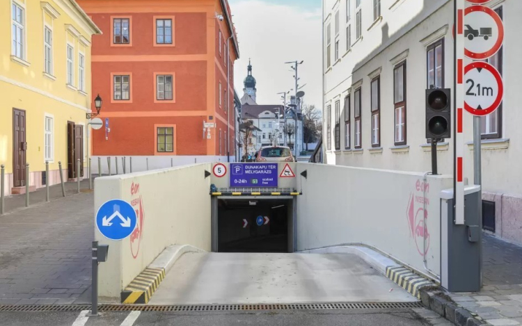 Nyitva a Dunakapu mélygarázs