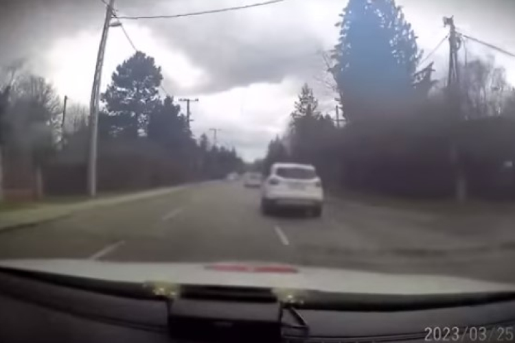 Két rendőrautó szirénázva kísért a kórházba egy kismamát szállító autót