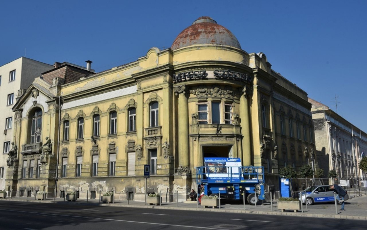 Leier kéz alatt a győri MTESZ- székház