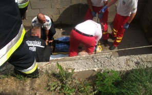 Elvesztette egyensúlyát munkagödörbe esett 