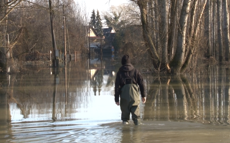 Víz alatt állnak az ártérben a házak