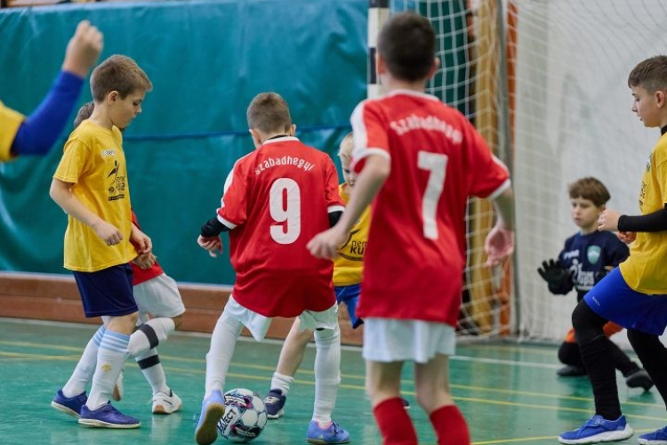 A ménfőcsanaki iskolások nyerték a focikupát