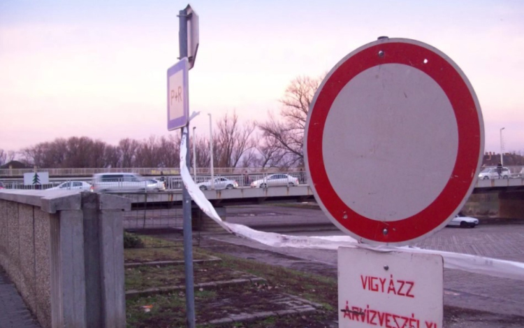 Nyitva a Petőfi híd alatti parkoló