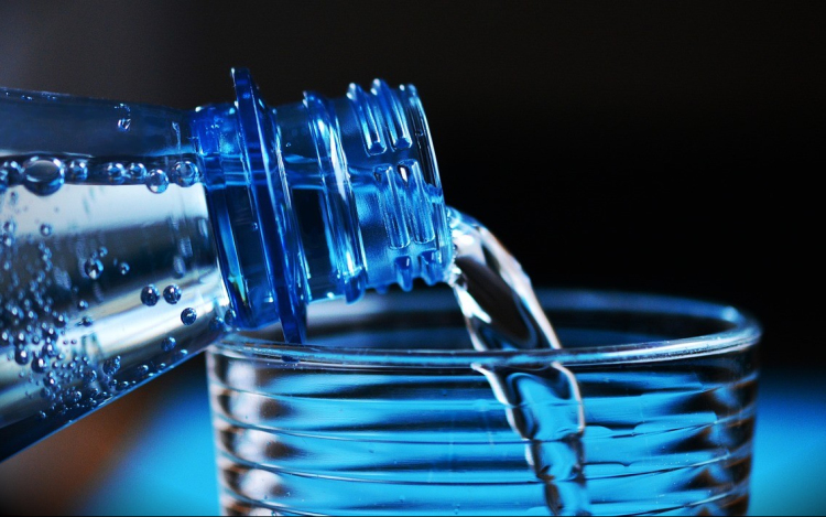 Hőségriasztás! Ásványvizet osztanak a pályaudvarokon és az autóbusz-állomásokon