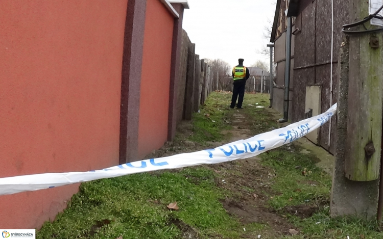 Szénné égett holttestet találtak Kótajon