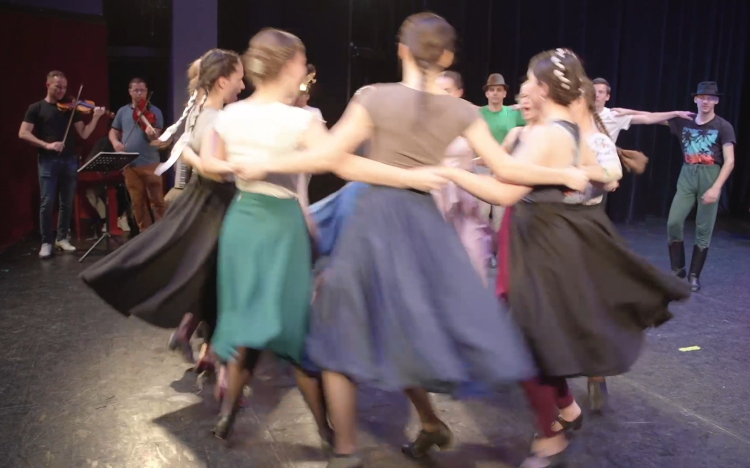 Megfordítja a Napot a Lippentő