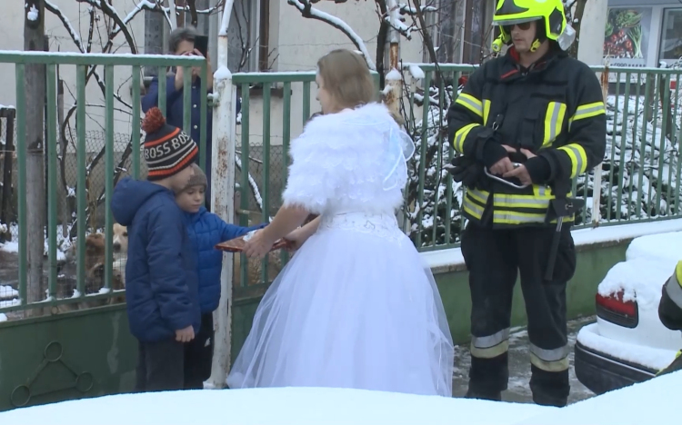 Rászoruló családokat ajándékoztak meg a győrszentiváni tűzoltók
