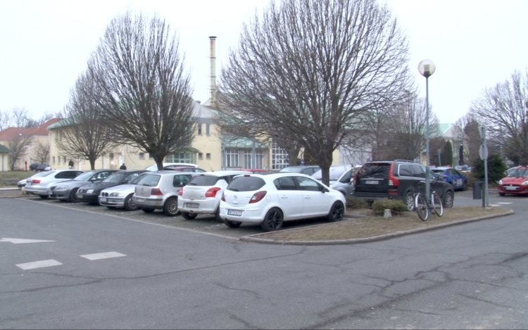 Ezért nem lehet ingyen parkolni a Plazánál