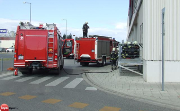 Tűzoltók rohamozták meg az Árkádot 