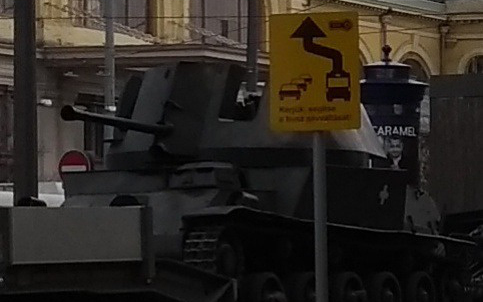 II. világháborús páncélozott jármű ment a Rákóczi úton 