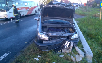 Tragédia Abdán: villanyoszlopnak hajtott; buszra szakadt az elektromos vezeték