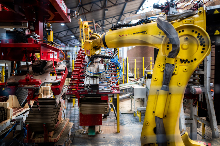 Robotok végzik a munkát a csornai cserépgyárban