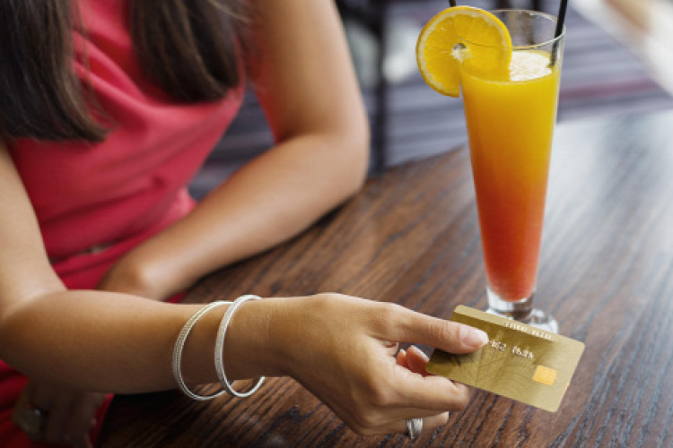 1300 ügyfél bankkártya adatait megjegyezve lopott pénzt egy pénztáros