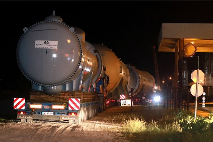 Megérkezett a túlméretes szállítmány a péti Nitrogénművekhez