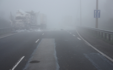 Ködben is tapossák a gázt a merész sofőrök