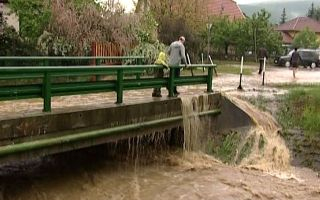 RÖVIDHÍR - Árvíz - Hétfőn tetőzik az Ipoly, hét ingatlant kiürítettek Ipolytarnócon